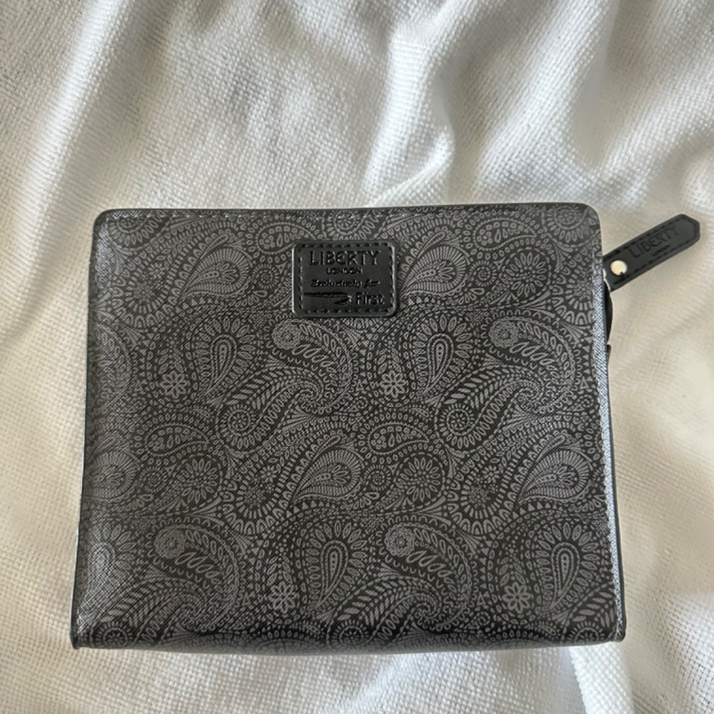 Hand bags - Picture 3 of 6